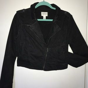 Black crop jean jacket moto style, super cute!